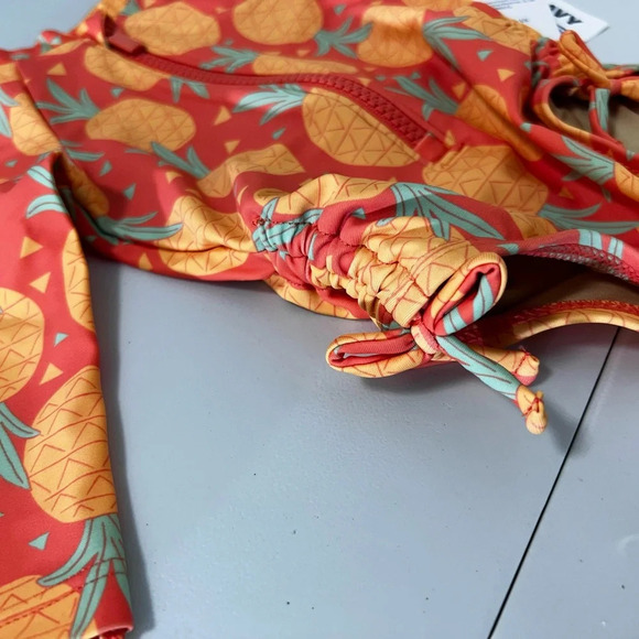 - OLD NAVY BABY SWIMSUIT SIZE 0-3M - Picture 3 of 8